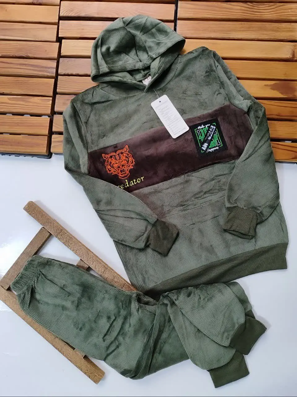 فقط با این هودی شلوار گرم می‌تونی از سرما خوردن پسرای شر و شیطون جلوگیری کنی☺️☺️
