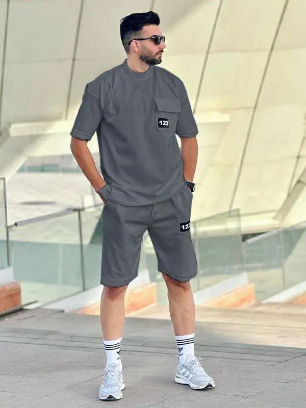 یک ست تیشرت و شلوارک مردانه 
