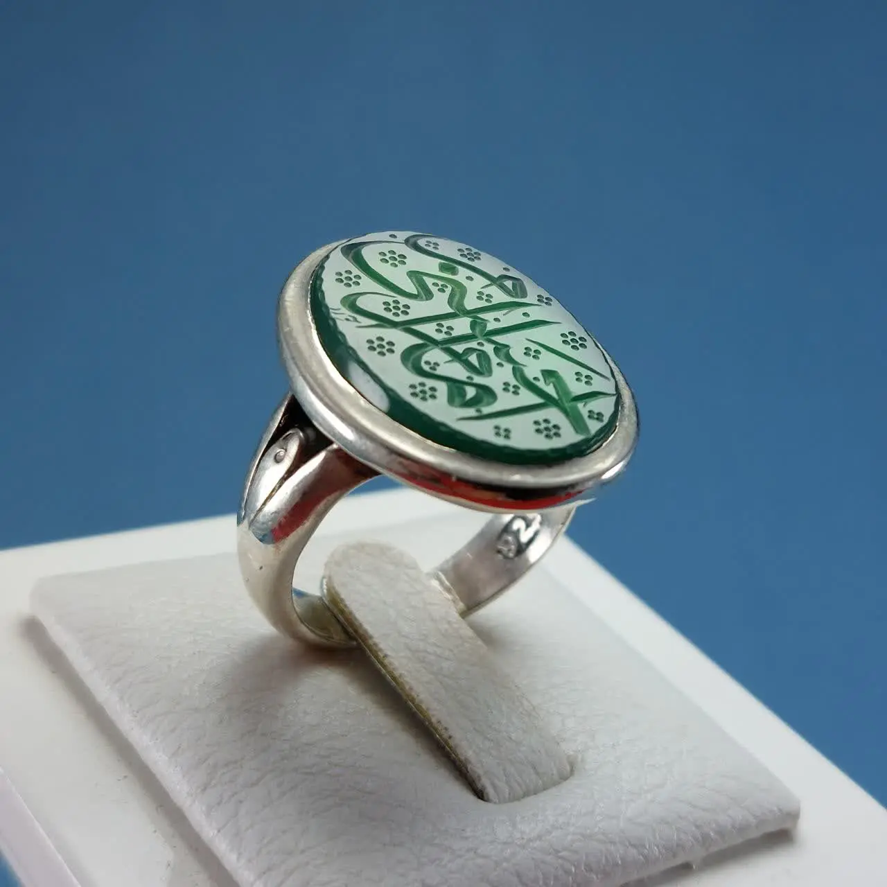 داشتن کیفیت بالای حکاکی است که توسط
