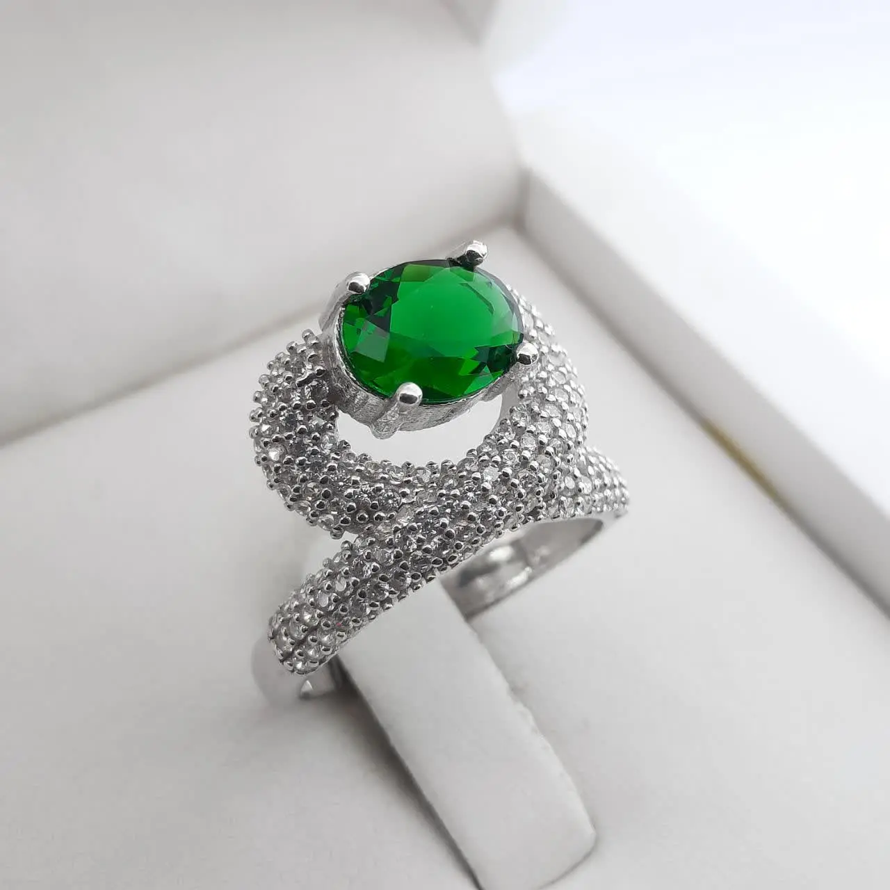 مدل جواهری با نگین سبز خوشرنگ 
