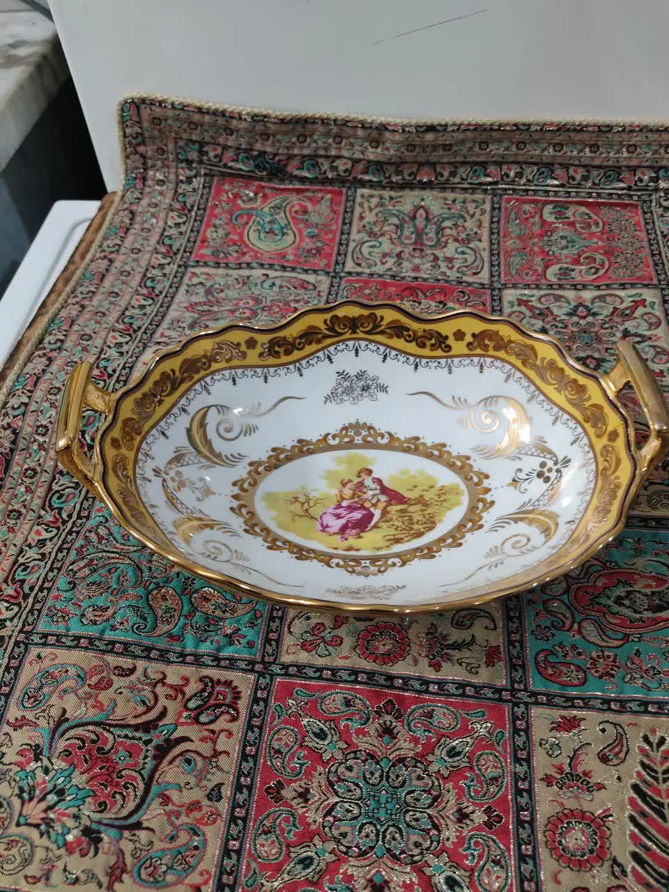 آجیل خوری یا شکلات خوری لیل...