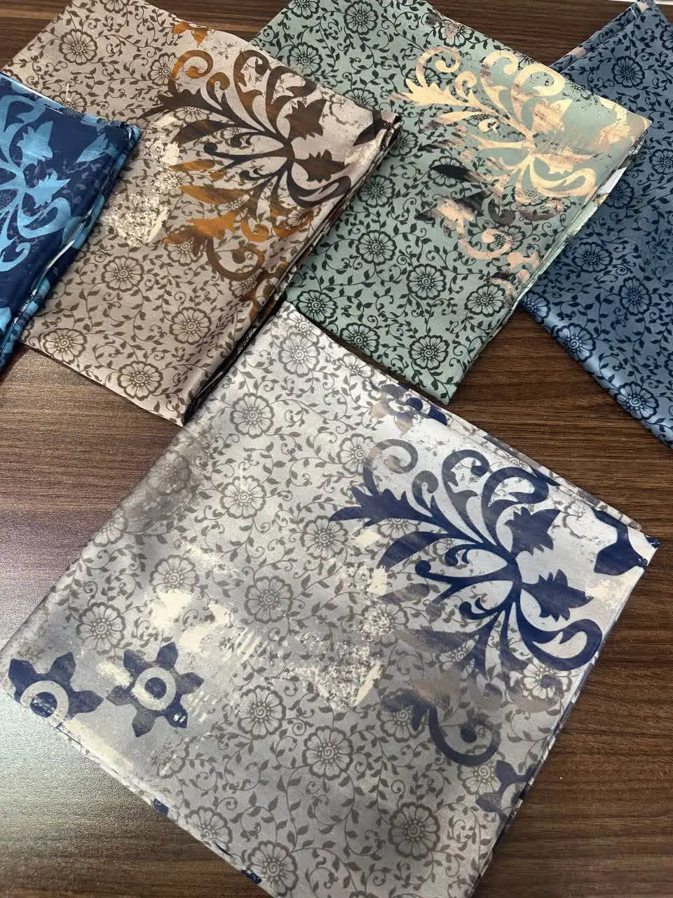 رنگ طوسی🤗یه روسری که نمونه...