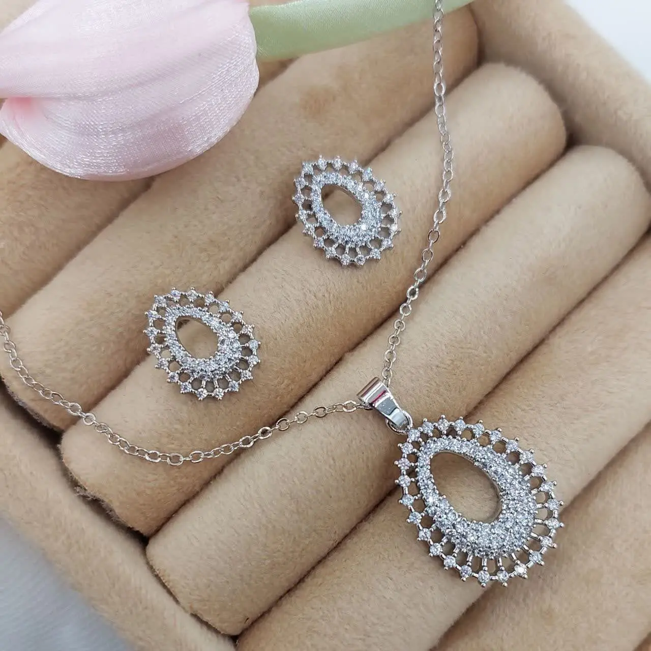 با نگین های مخراج کاری شده...