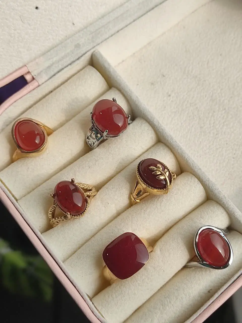 #انگشترای نگین قرمز هم گزینه خوبی 
