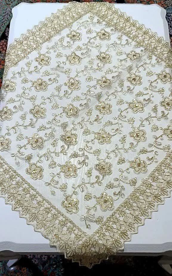 رومیزی حریر شیشه‌ای؛ حاشیه دار
