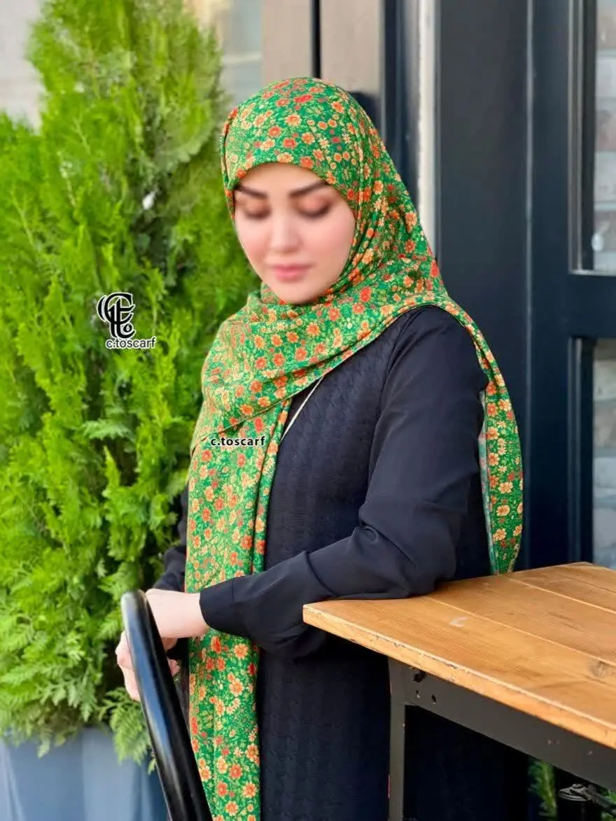 خوشگل‌ترین روسری گل ریز با یه رنگ زمینه‌ی
