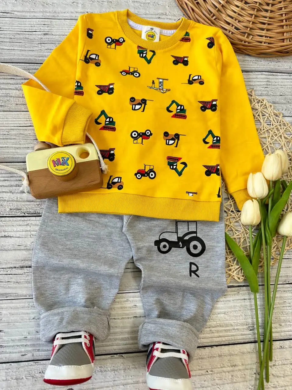 بلوز شلوار طرح تراکتور زرد نوزادی و کودک کد ۱۷۳۰۸۲ 
