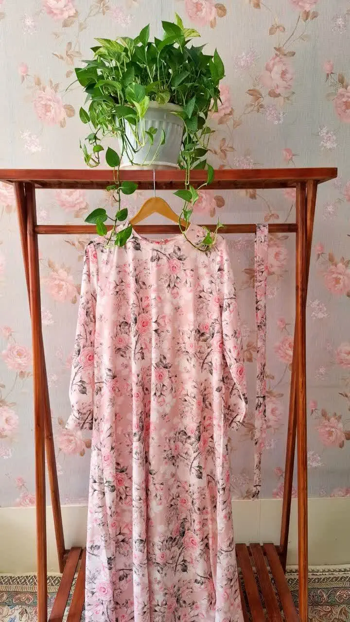 طرح های گل روی پارچه ی این...