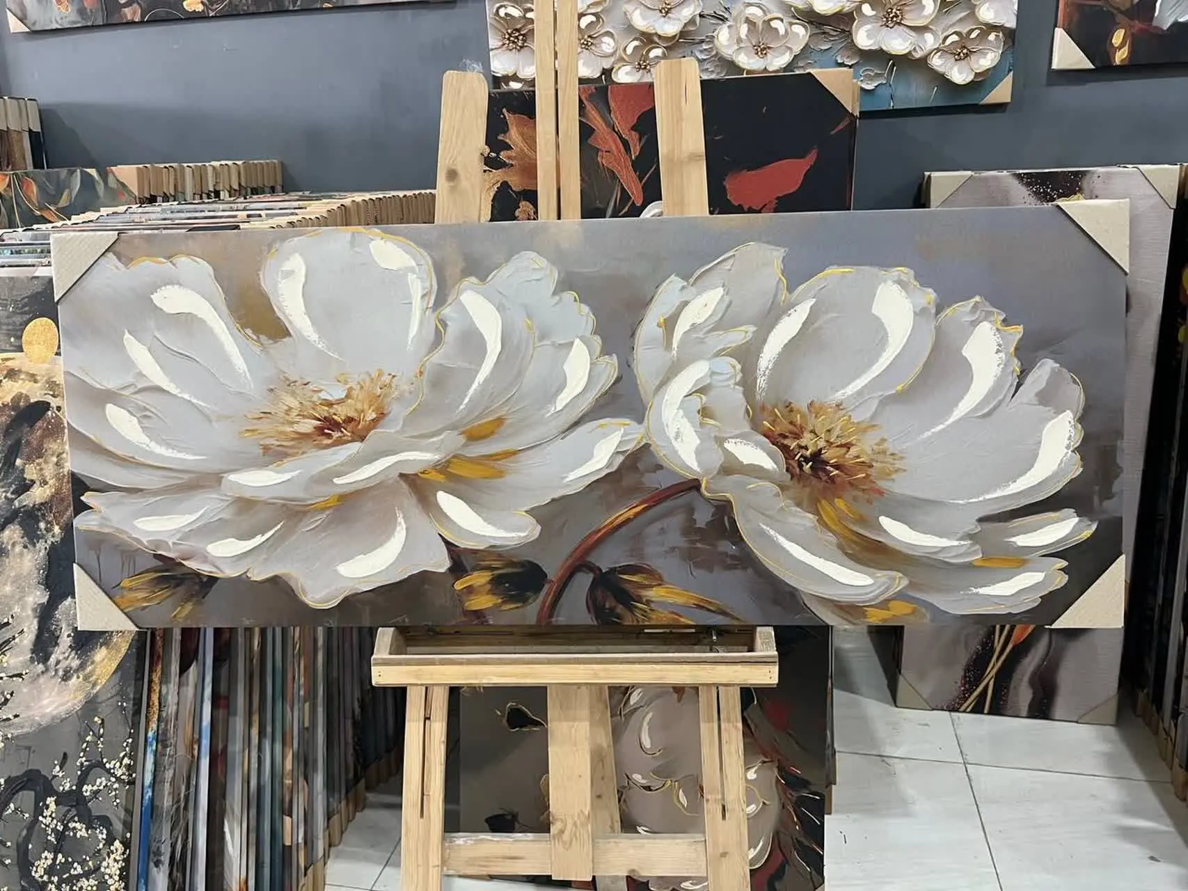 اگر به دنبال خلق فضایی آرام، لطیف و در عین حال شیک در منزل یا محیط کار خود هستید، این تابلو با دو گل سفید بزرگ می‌تواند انتخابی فوق‌العاده باشد👌😍
