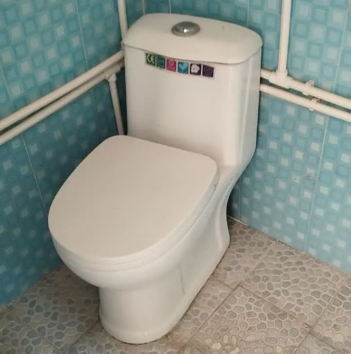 توالت فرنگی تمیز سالم 
