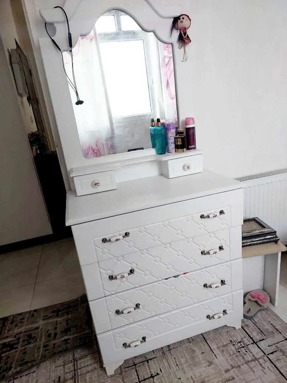 میز ارایش چهار کشو سالم و تمیز