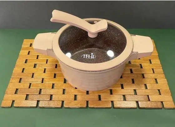 زیر قابلمه‌ای مهره چوبی
