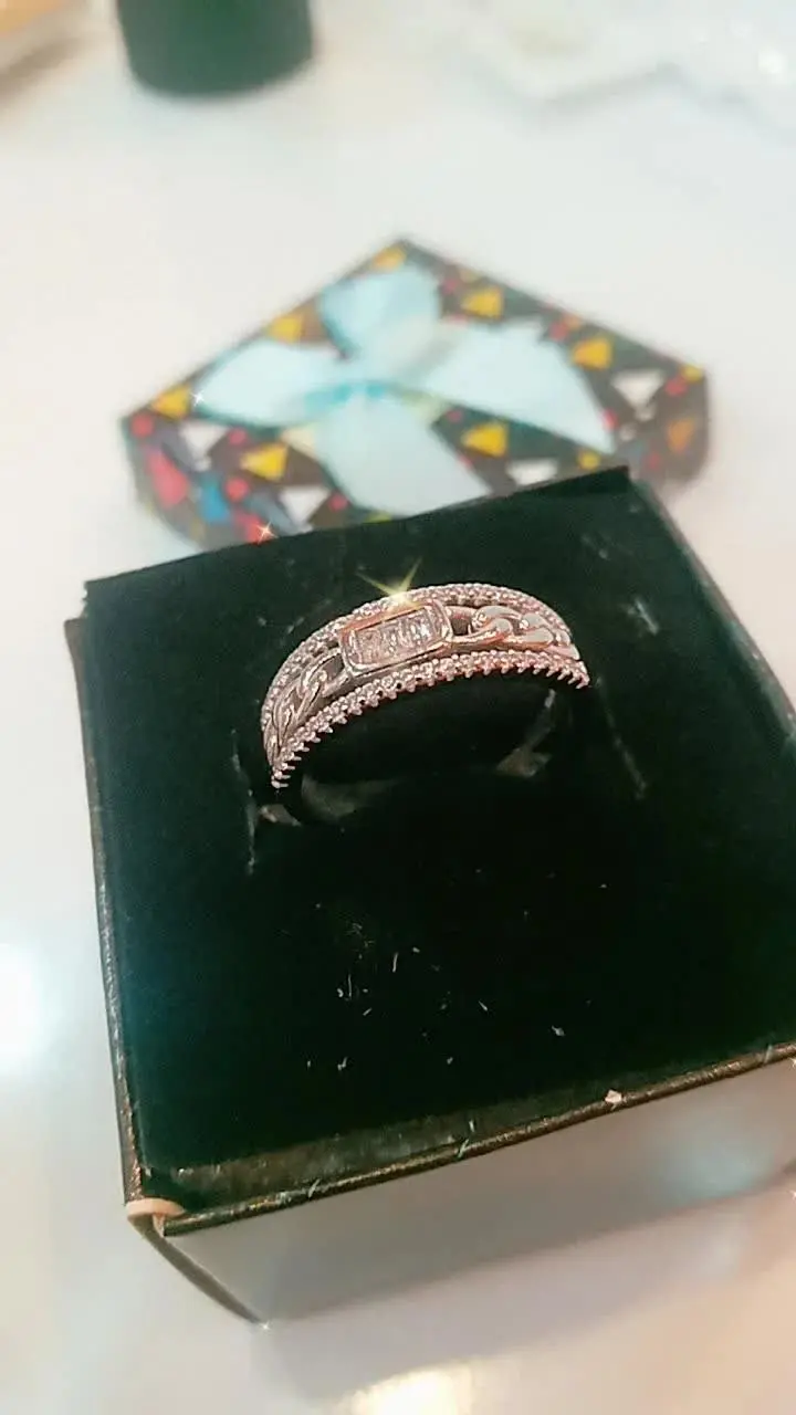 انگشتر داخل کارتیر 
