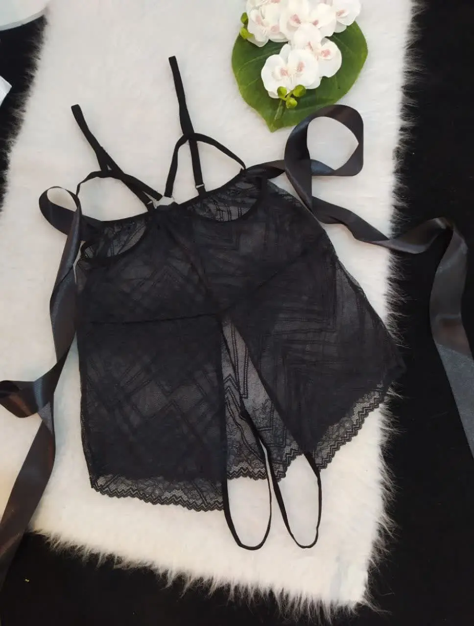 روی کاپ سینه روبان ها به صو...