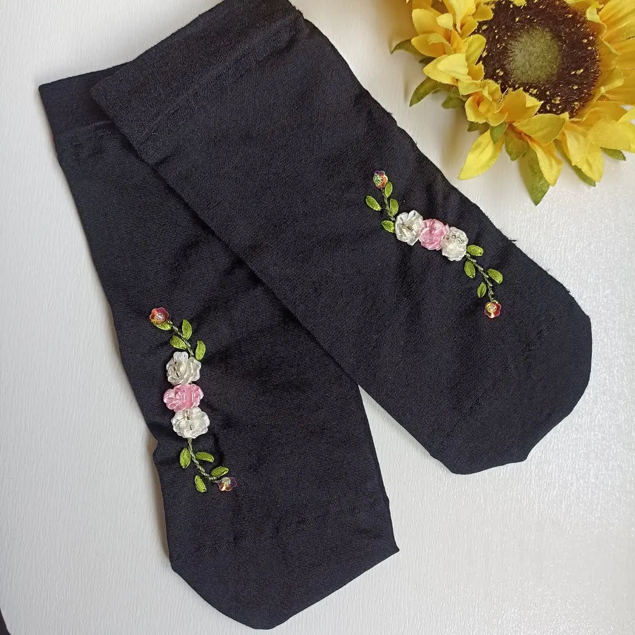 کلی جوراب خوشگل هم داریم😌🌿