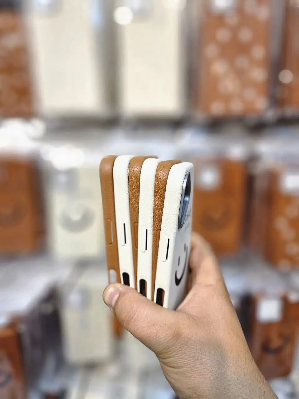 قاب چرمی لدر کیس دور لنز و دکمه‌ها طرح تیتانیوم مات در ۶ طرح و رنگ مخصوص انواع #سامسونگ #شیائومی و #آیفون 
