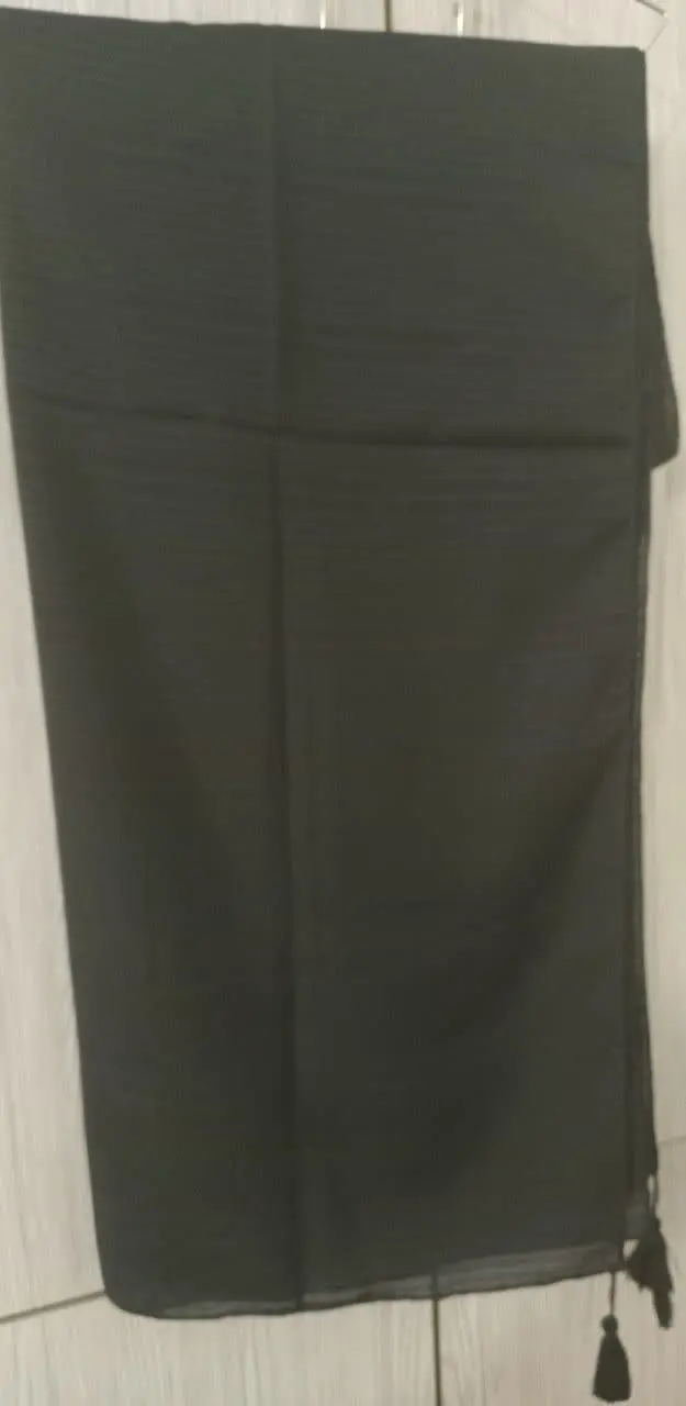 شال مشکی خطی
