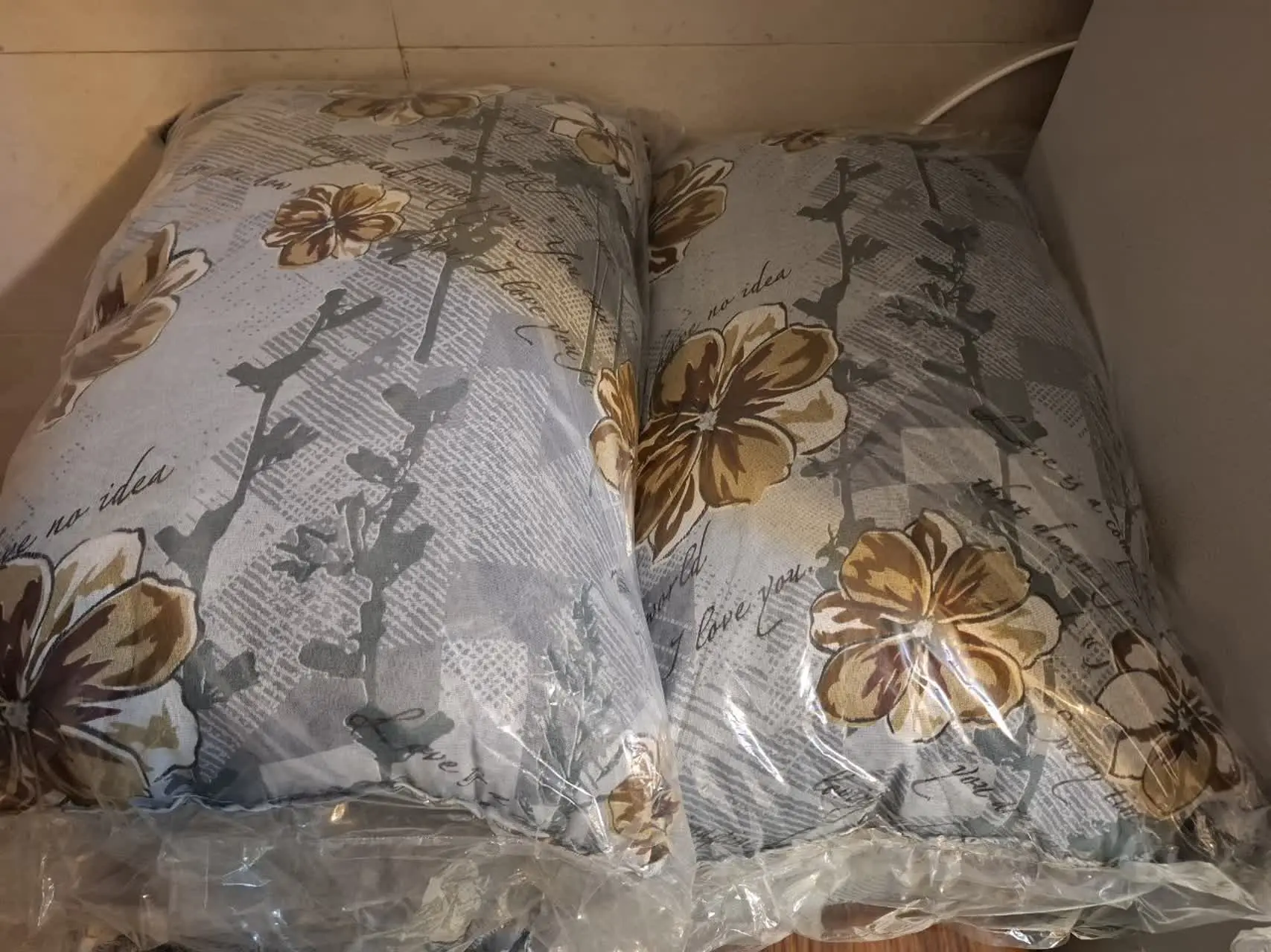 ۹ عدد بالشت با الیاف پارچه …پرز کاملا آک و پلمپ
