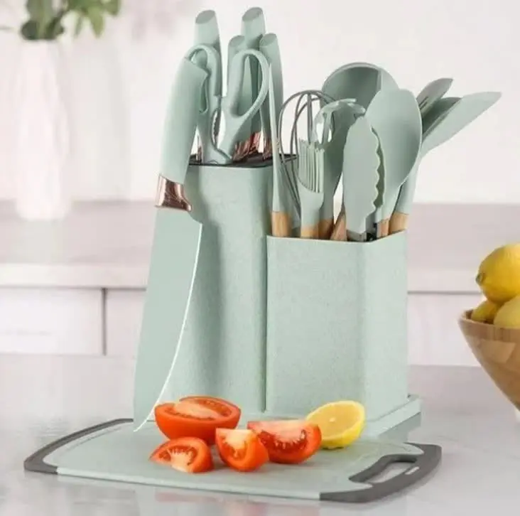 همراه چاقو و قیچی و تخته گوشت