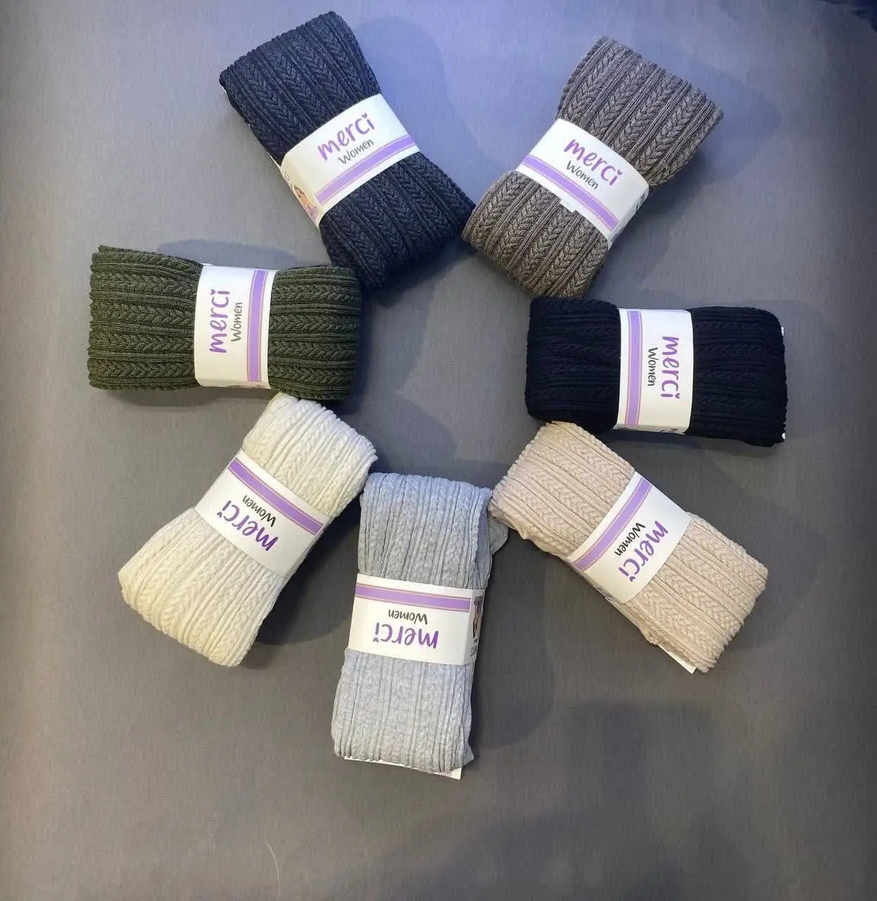 جوراب شلواری گندمی که از وا...