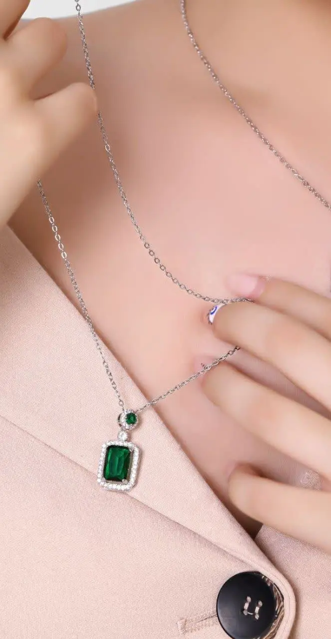 به درخواست شماها گردنبند نگین سبز نقره‌ای موجود شد 😍😍
