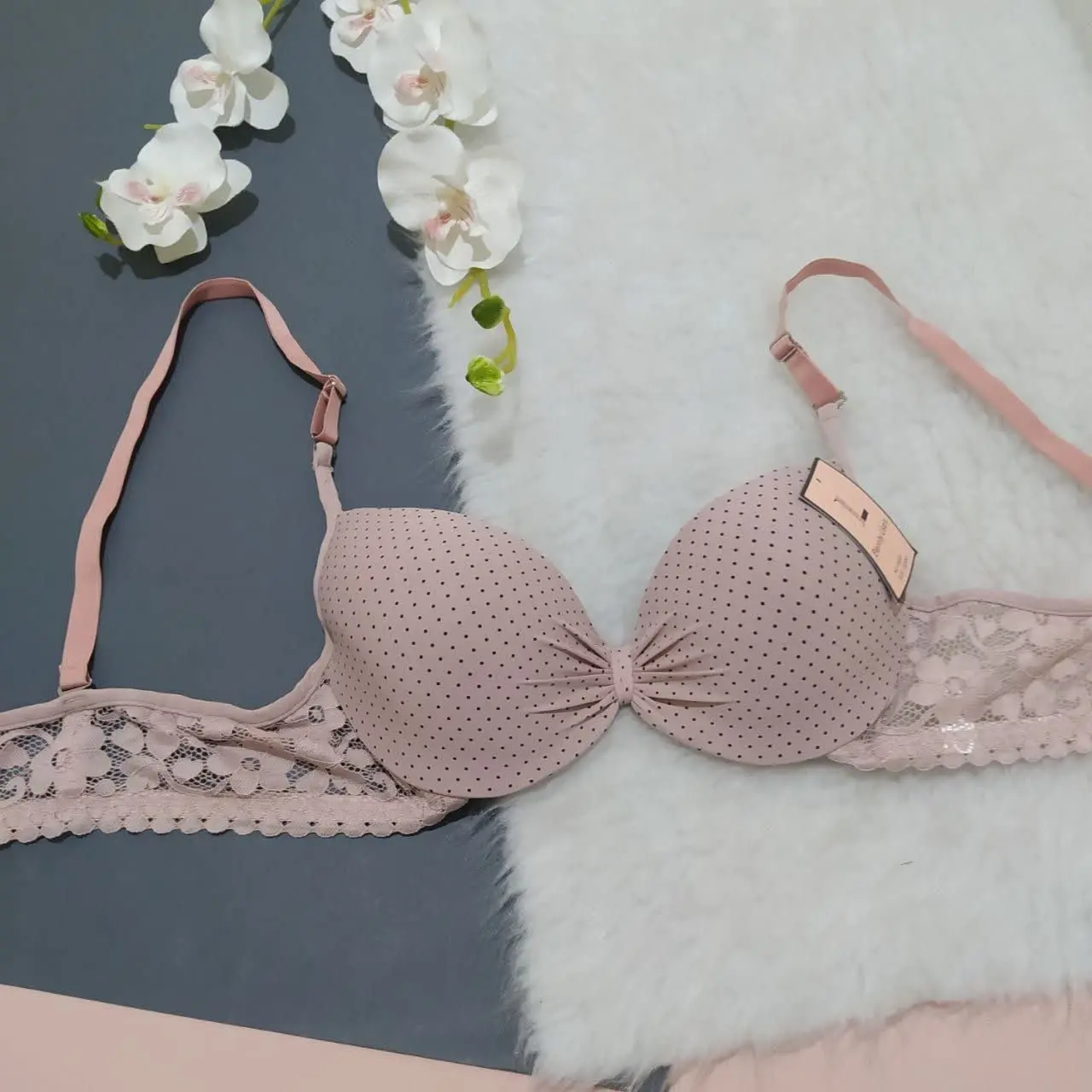 سوتین تک اسفنجی 😍😍
