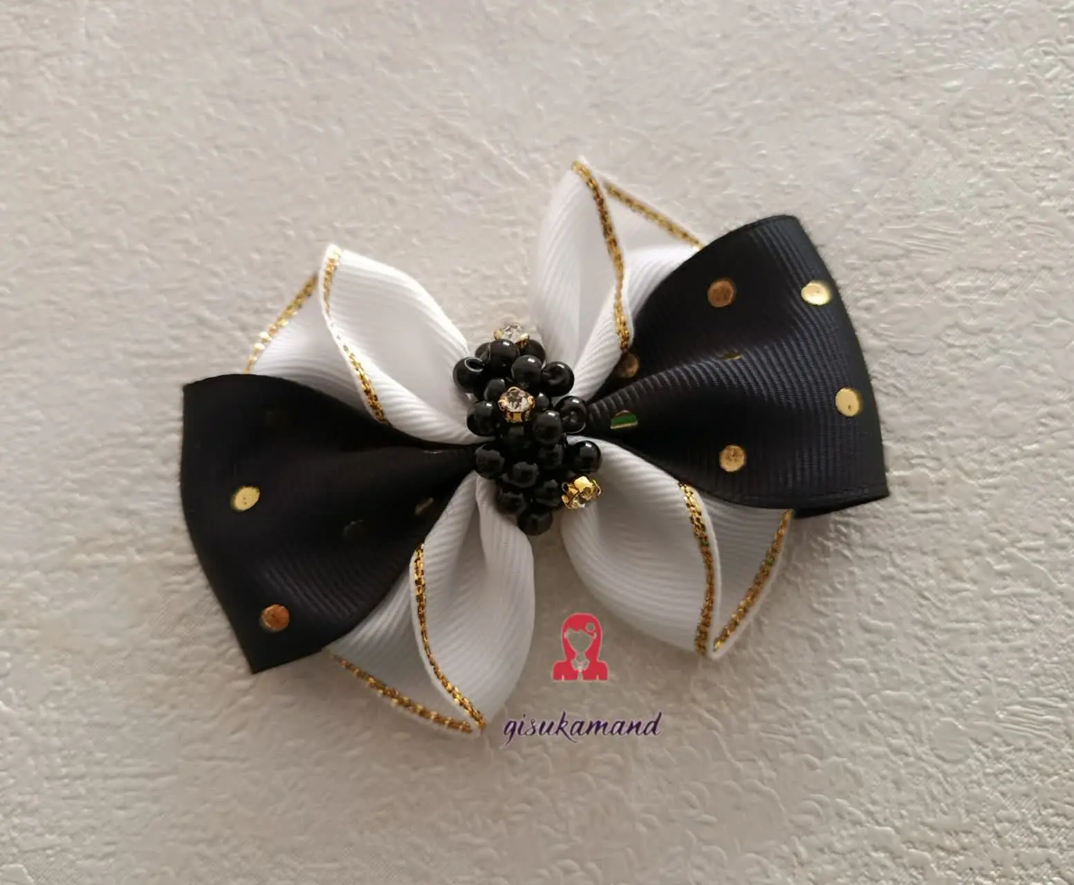 گلسر پاپیون سفید مشکی طلاکوب مروارید دوزی🥰
