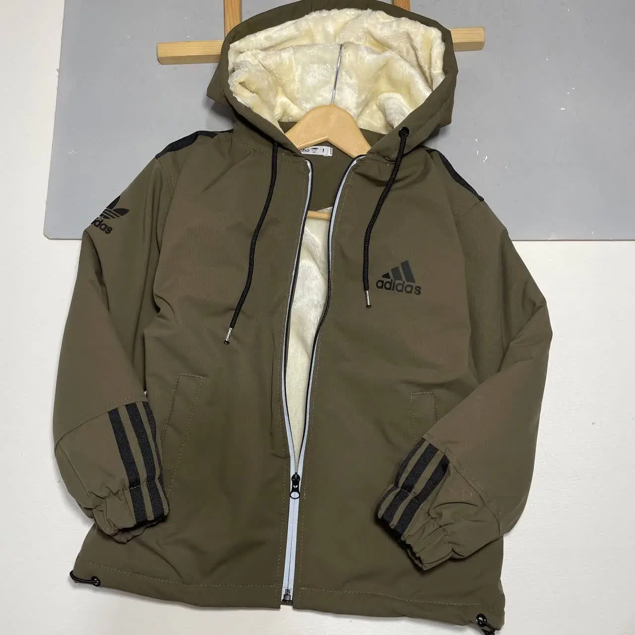 کاپشن آدی داس