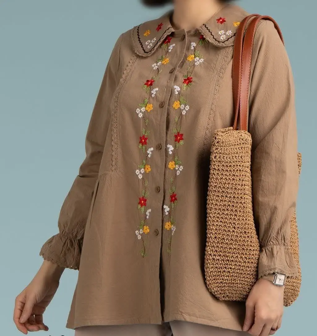 روی یقه و جلوی لباس گلدوزی...