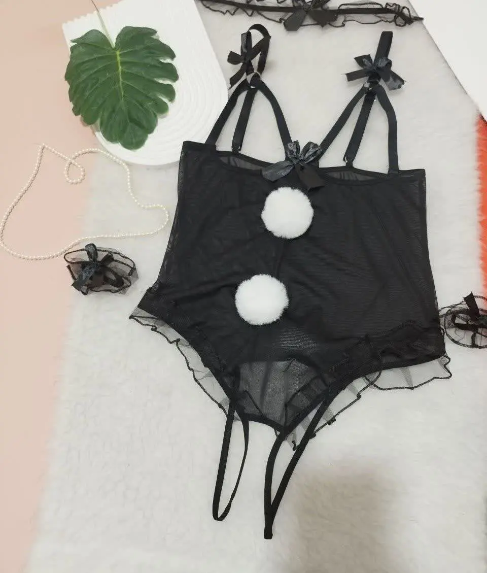 دارای دستبند و گردنبند حریر