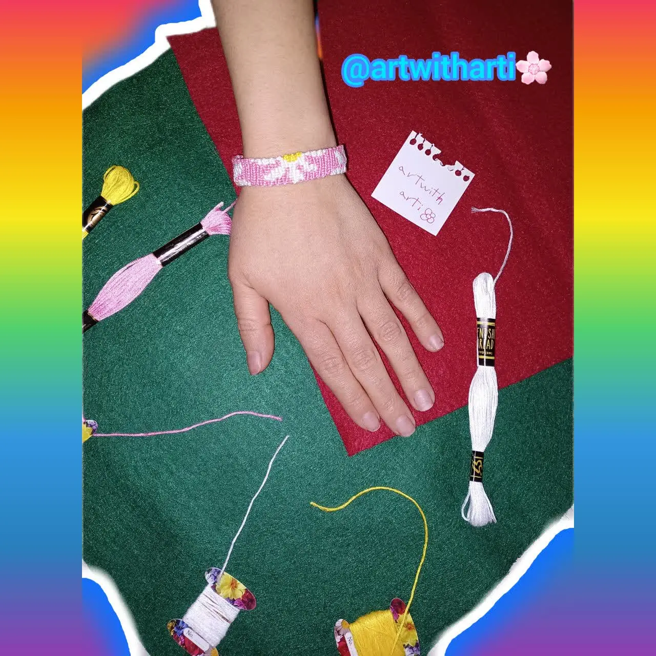 اجرای دستبند طرح گل🌸 توسط خودم 🧚‍♀ درصورت نیاز به @a_r_t_e این آیدی مراجعه فرمایید 👩
