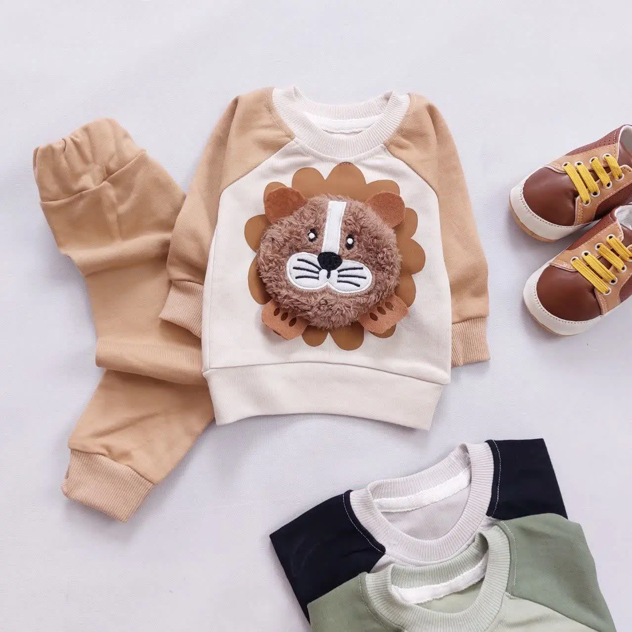 بلوز شلوار شیر برجسته
