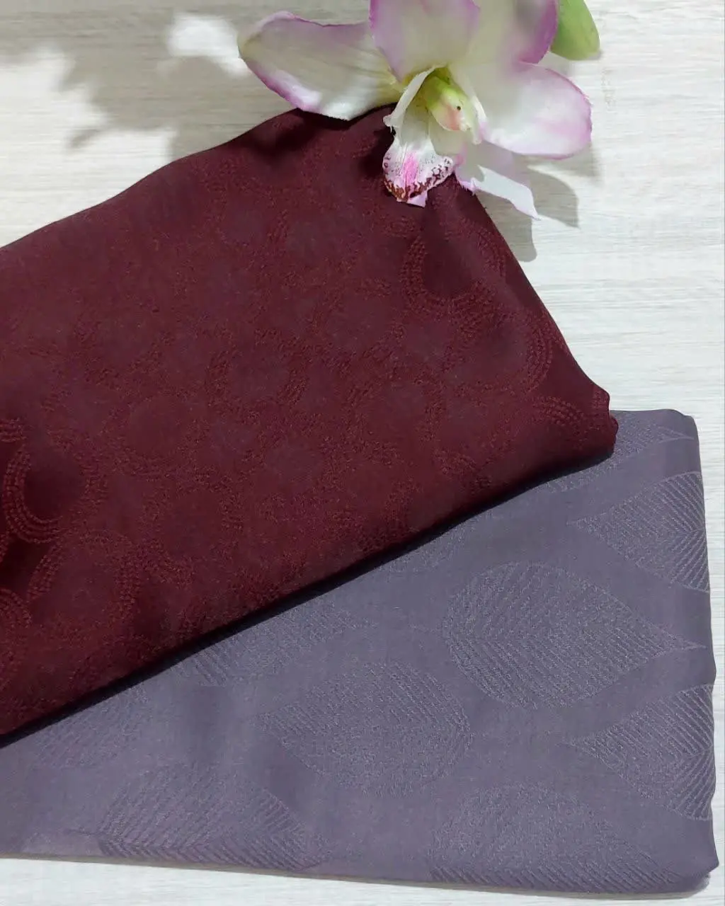 🟣روسری ژاکارد نخ دورو🌸 بنفش مات و زرشکی تیره (مقداری تفاوت رنگ درنظر بگیرید) 
