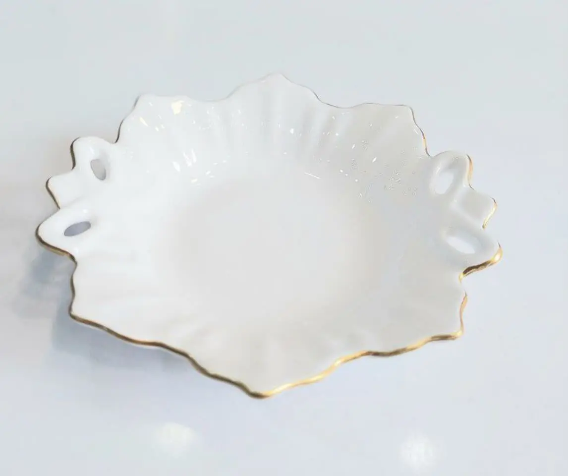 شکلات خوری پاپیون لب طلا شارژ شد 😍😍
