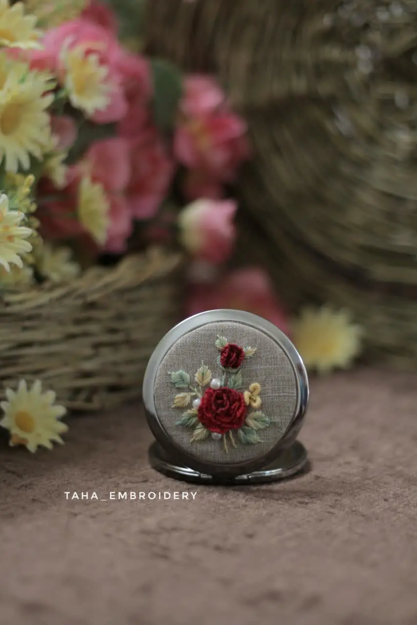 آینه دوطرفه، یک طرف آینه ساده، یک طرف همراه با بزرگنمایی
