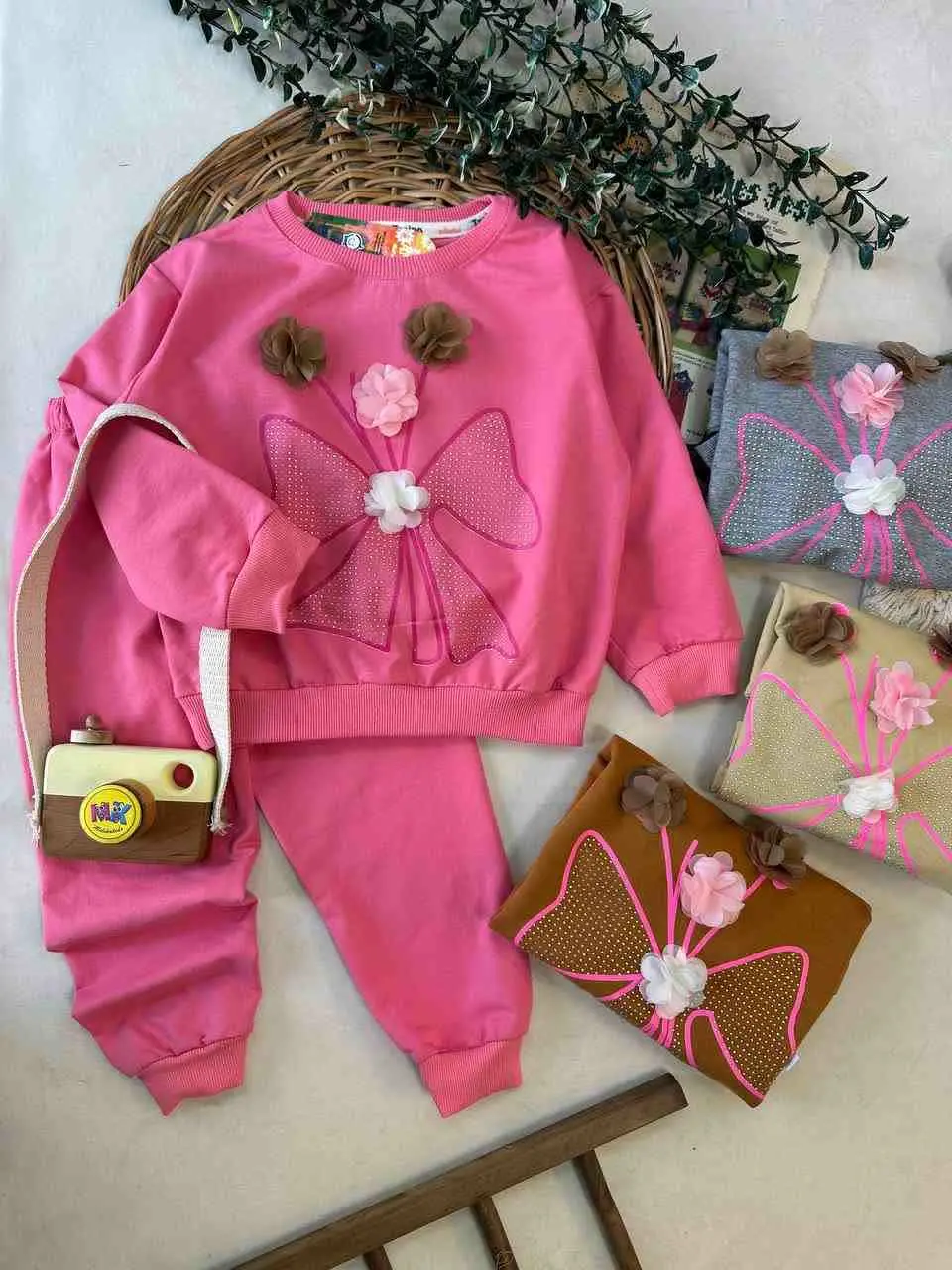 کد ۱۸۳۲ بلوز شلوار طرح گل و پروانه نوزادی و کودک 
