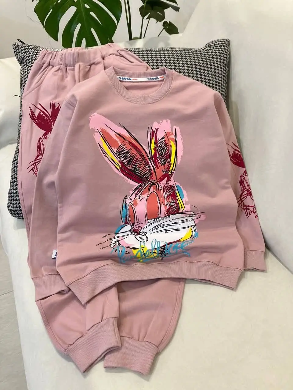 اینم یه ست جذاب برا گل دخترای کانالمون 
