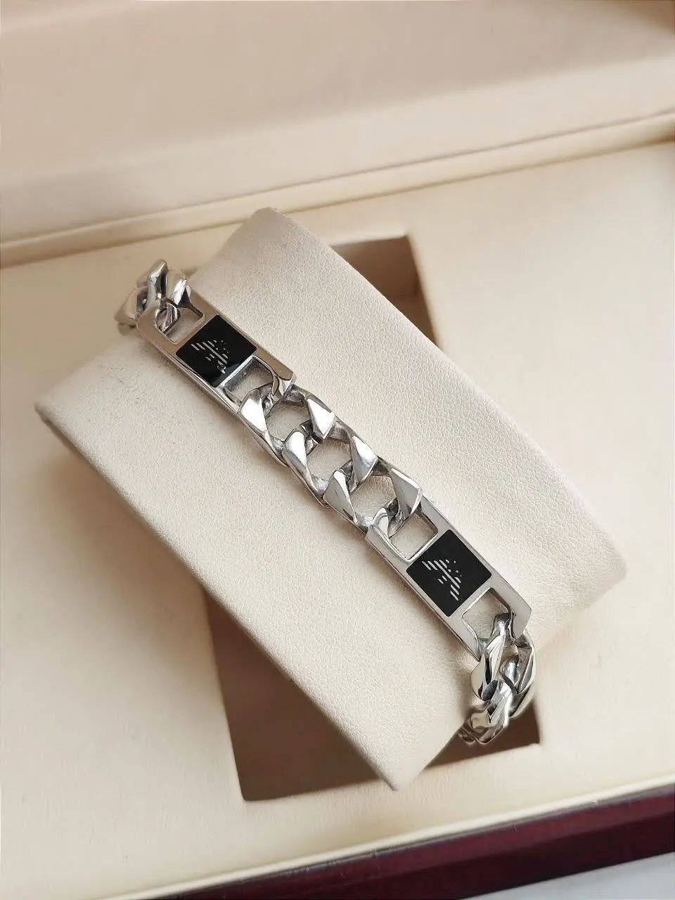 دستبندمردانه ۲۰۰۲۵۰۶۰۷۳
