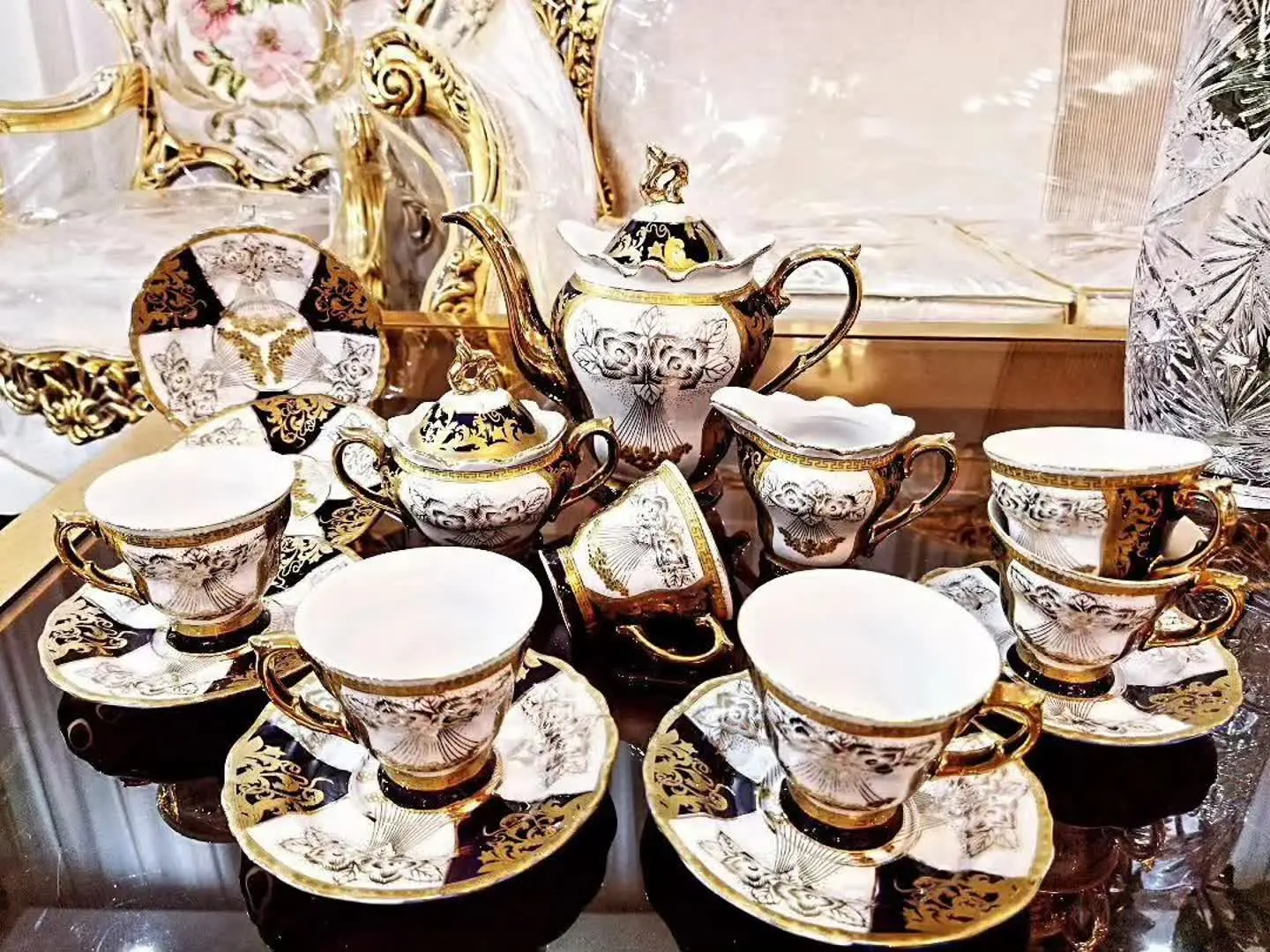 سرویس چای‌خوری۱۷ پارچه طلاکوب
