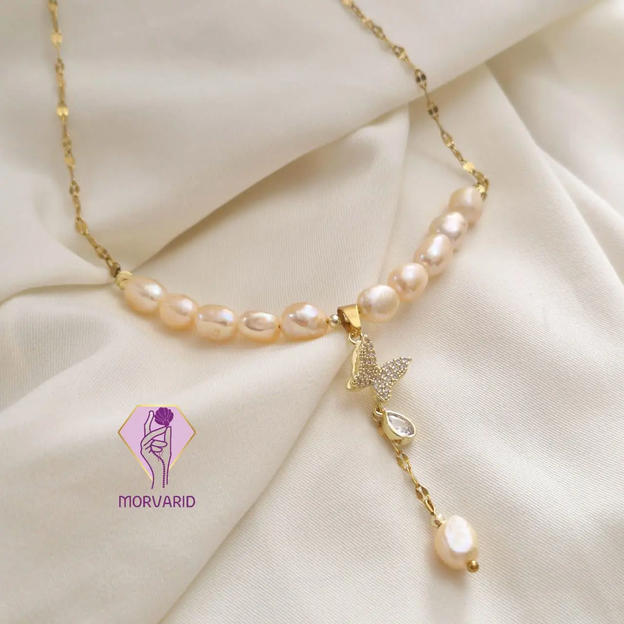 و همین طور این گردنبند زیبا