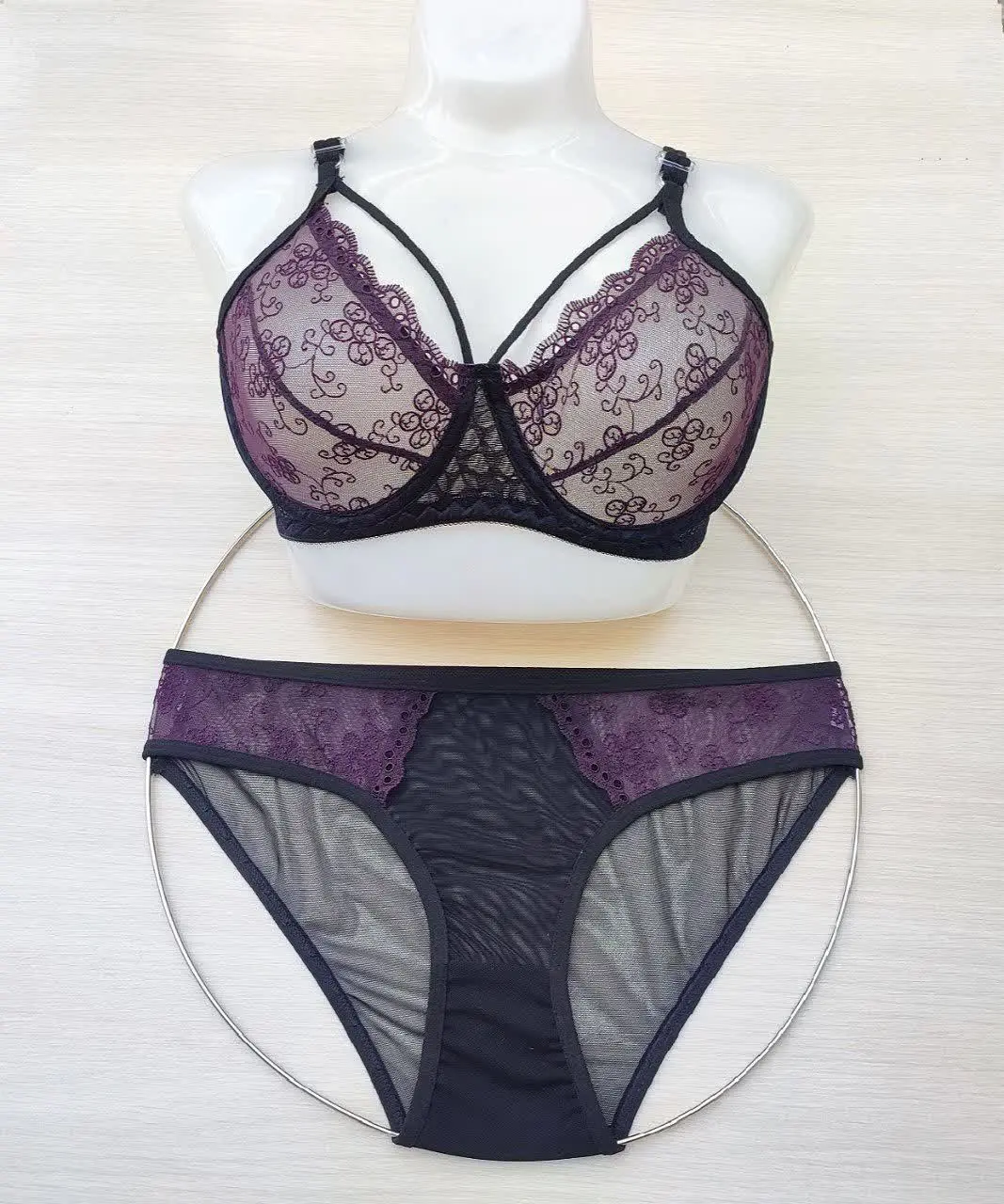 با کمترین هزینه، یه ست شورت و سوتین دلبر و خانومانه داشته باش 👙 این فرصتو از دست نده تا قبل از تموم شدن، با این ست جذاب، زیبایی و ظرافتت رو به رخ بکشی 🌿🌸 نمای فوق‌العاده‌ش روی تن تو بانوی نا