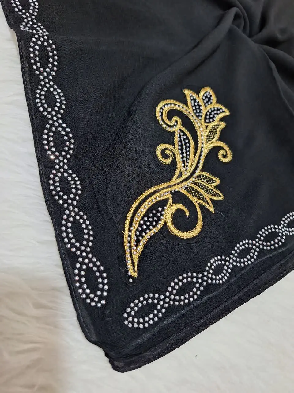 🌷 #عنوان: روسری خاویار گلدوزی
