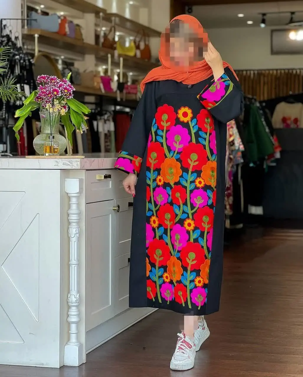  (برای سایز ۳۶ تنخور آزادتر از مدل برای ۵۲ جذب‌تر از مدل) 
