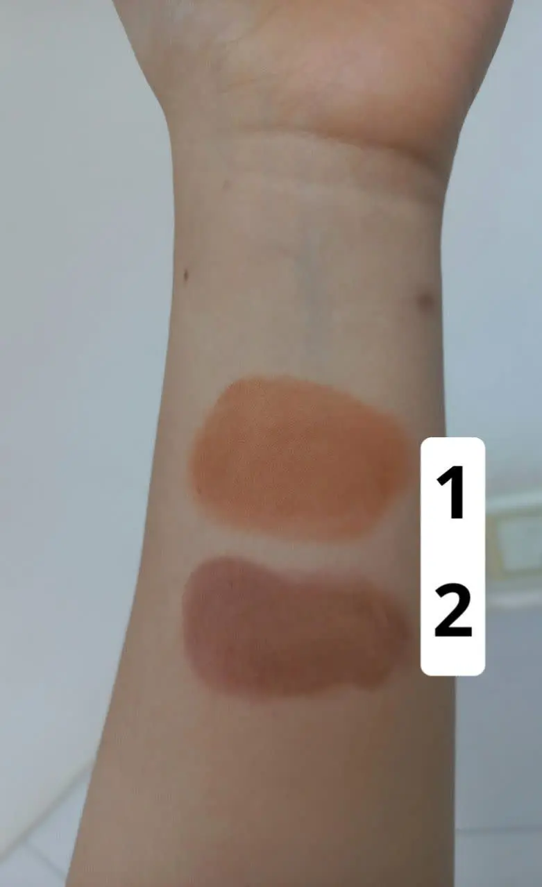 روی پوست دستم تست کردم که رنگ اصلی تینت‌های قهوه‌ای رو روی پوست ببینید😍
