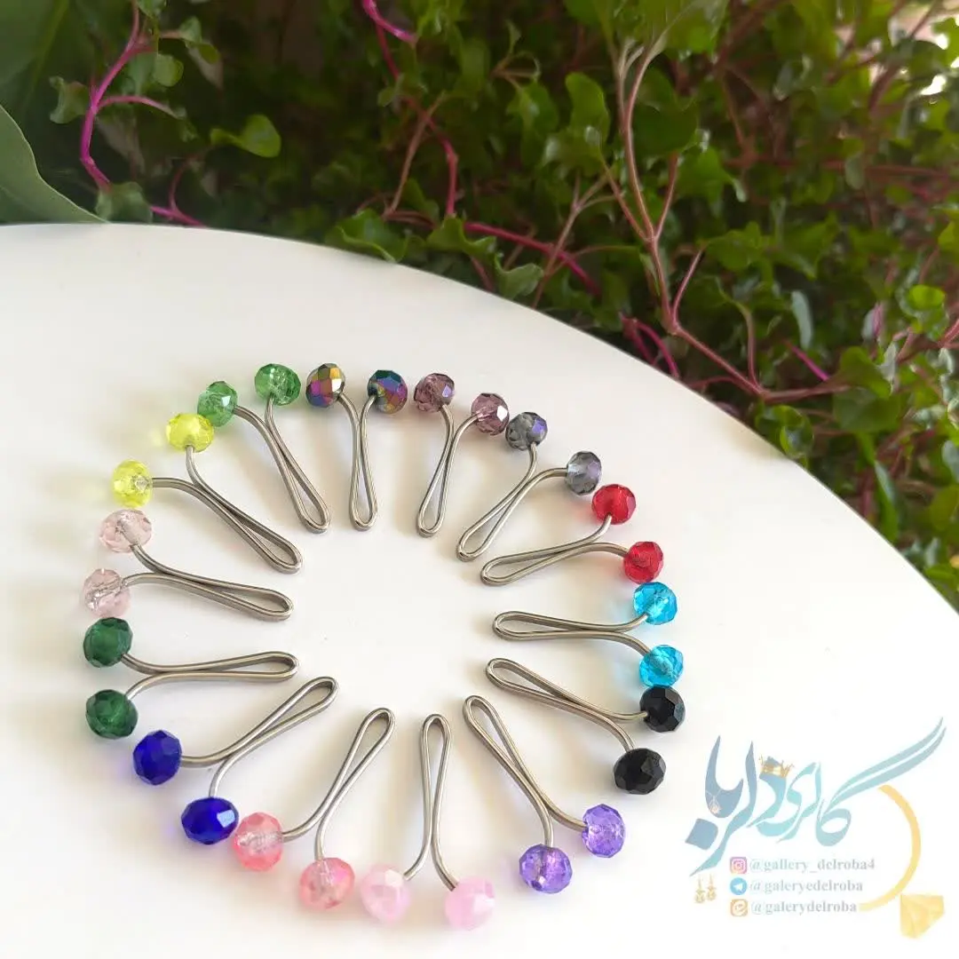 ✅رنگ ثابت (هم پایه، هم توپک‌های سر) 
