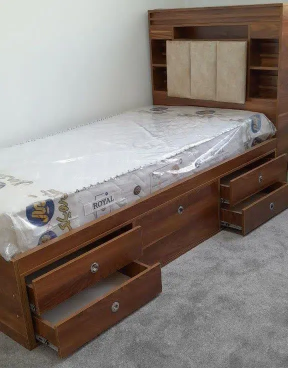 تخت دارای ۵ کشو 
