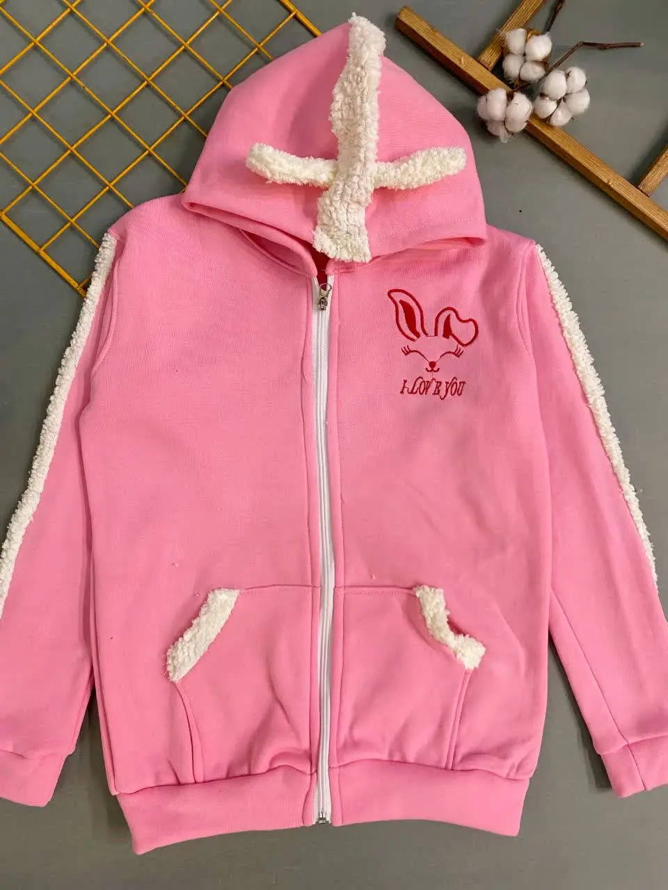 سیوشرت دخترانه تو کرک گرم 
