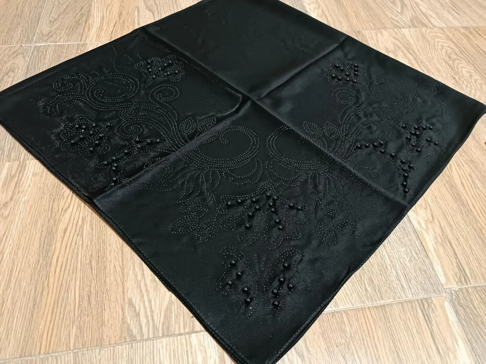 👀#روسری_ساتن_نگین_مرواریدی_ژوپین
