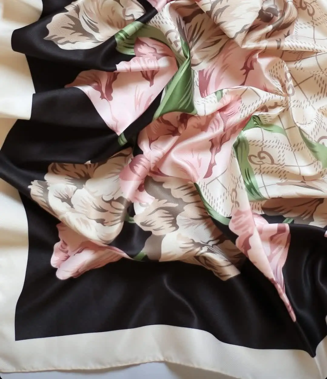 تو حاشیه سفیدش کمی جوهری شد...