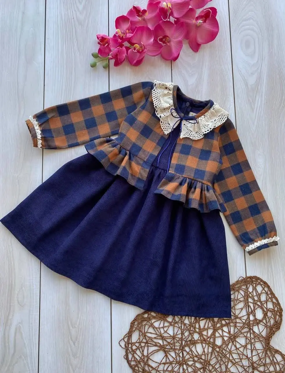 مدلش خیلی دلبری میکنه چین‌های کت خوشگلش😌
